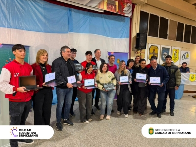 El Ministro Ferreyra entregó 290 netbooks en Brinkmann