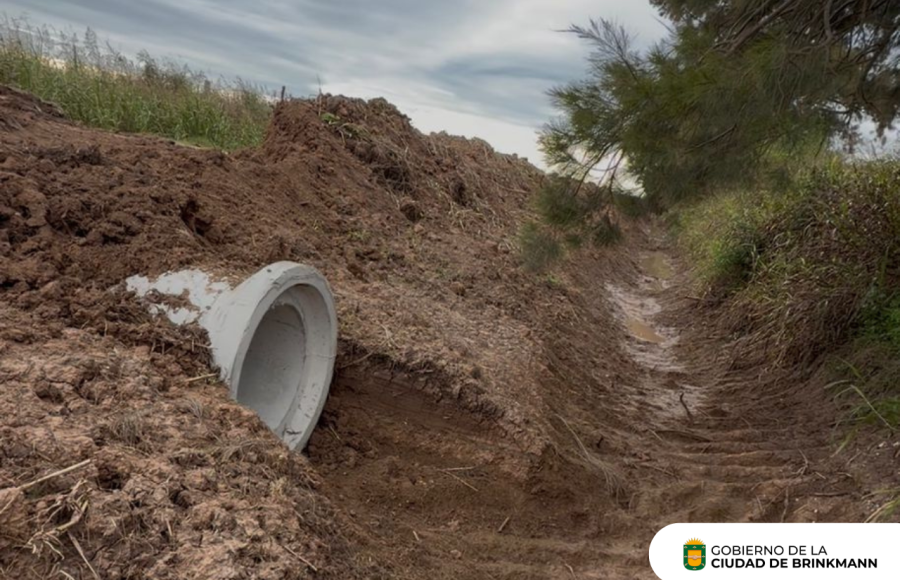 Colocación de alcantarilla en el sector oeste de la ciudad.