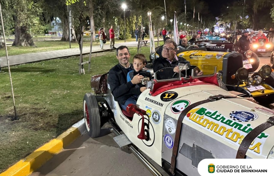 Bandera de largada para la 4ª Vuelta Histórica de las Baquets