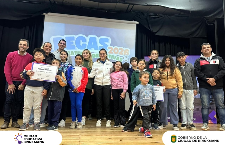 El Gobierno de Brinkmann entregó becas educativas y deportivas