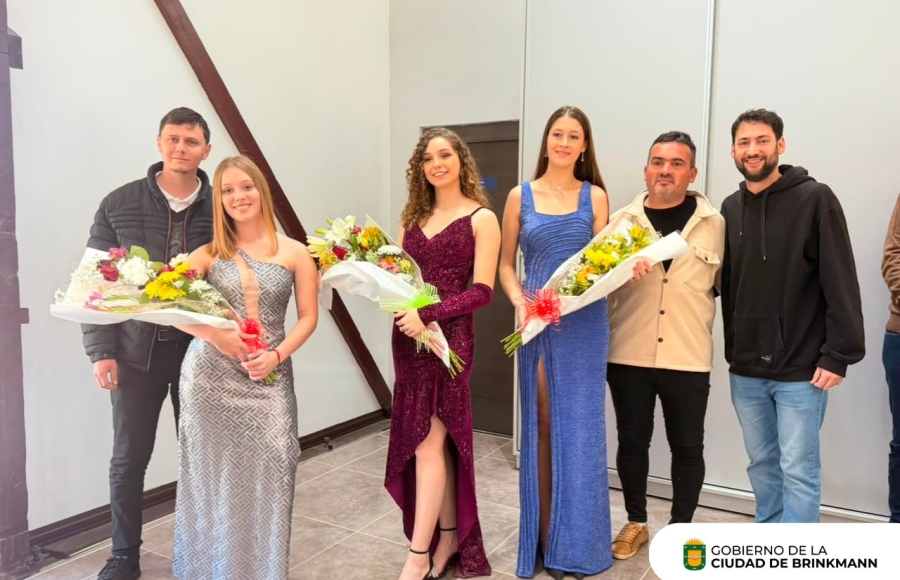 Reina y Princesas entregaron sus atributos