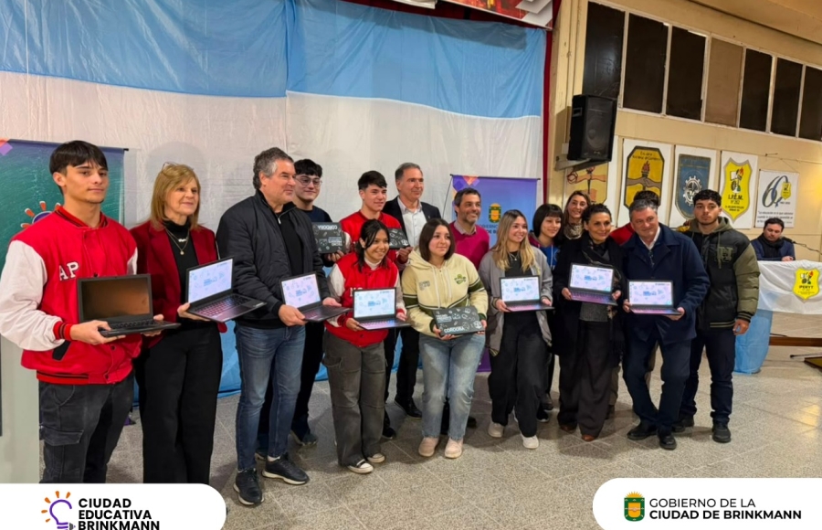El Ministro Ferreyra entregó 290 netbooks en Brinkmann
