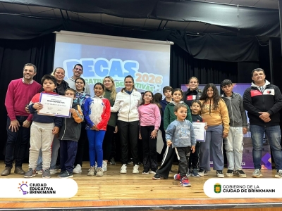 El Gobierno de Brinkmann entregó becas educativas y deportivas